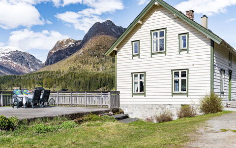 Elvehuset: Gebäude, Fenster, Haus, Zuhause, Hütte, Dach, Gebirge, Ländliches Gebiet, Abstellgleis, Steigung