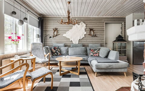 Kringelfjorden Nävern: Möbel, Eigentum, Couch, Tabelle, Bilderrahmen, Beleuchtung, Interior Design, Fussboden, Holz