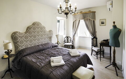 Casa Caterina: Schlafzimmer, Zimmer, Möbel, Eigentum, Bett, Interior Design, Bettrahmen, Bettdecke, Bedding, Wand