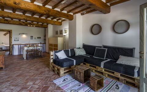 Alle Fornaci: Couch, Eigentum, Bilderrahmen, Tabelle, Wohnzimmer, Holz, Interior Design, Fussboden, Gebäude, Studio Couch