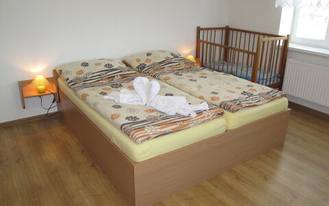Jitka: Möbel, Bett, Bettrahmen, Matratze, Fussboden, Zimmer, Schlafzimmer, Bedding, Hartholz, Textil