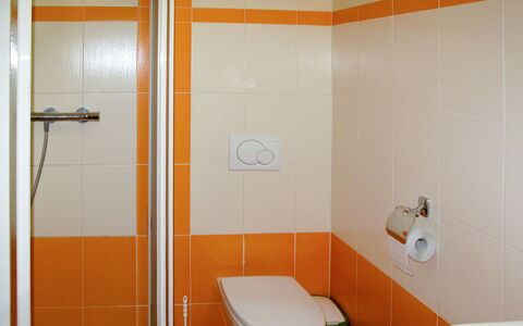 Jitka: Braun, Armatur, Toilleten Sitz, Badezimmer, Gebäude, Toilette, Interior Design, Lila, Flooring