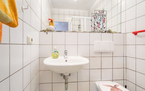 Zandt 604: Eigentum, Fotografieren, Armatur, Spiegel, Sinken, Gebäude, Badezimmer, Zapfhahn, Lila, Bad Sink