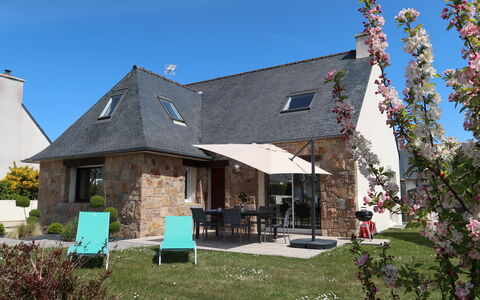 Les Camélias: Himmel, Pflanze, Gebäude, Fenster, Haus, Gras, Hütte, Fassade, Abstellgleis, Freizeit