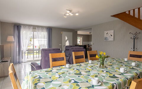 Les Camélias: Tabelle, Eigentum, Dekoration, Tischdecke, Fenster, Stuhl, Beleuchtung, Interior Design, Geschirr, Gebäude