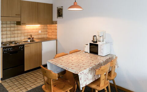 Thyon-Les Collons 631: Zimmer, Möbel, Eigentum, Countertop, Fussboden, Küche, Interior Design, Tabelle, Gebäude, Cabinetry