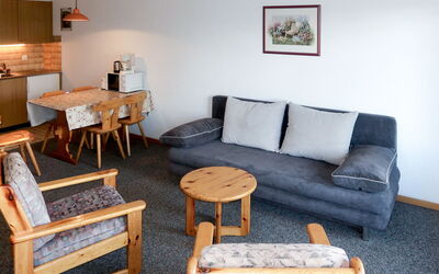Hameau D12 631.1: Möbel, Zimmer, Wohnzimmer, Tabelle, Kaffetisch, Eigentum, Interior Design, Fussboden, Haus, Couch