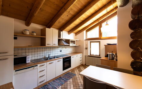 Chalet Baita Tabià Dolomites: Cabinetry, Countertop, Eigentum, Holz, Küche, Sinken, Herd, Beleuchtung, Interior Design, Schublade