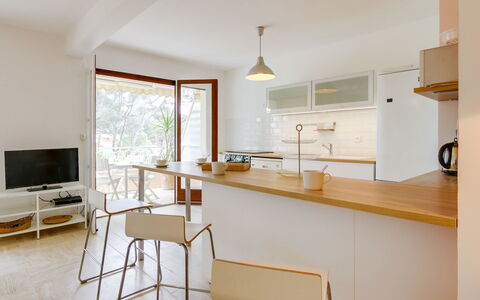 Résidence Eden Parc: Zimmer, Eigentum, Möbel, Küche, Interior Design, Gebäude, Countertop, Gelb, Haus, Cabinetry