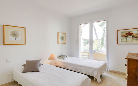 Résidence Eden Parc: Schlafzimmer, Möbel, Zimmer, Bett, Eigentum, Interior Design, Bettdecke, Bettrahmen, Fussboden, Decke