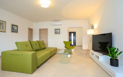 Jakša: Wohnzimmer, Zimmer, Möbel, Eigentum, Interior Design, Grün, Fussboden, Decke, Gebäude, Gelb