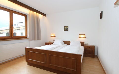 Fügen 336: Möbel, Zimmer, Schlafzimmer, Bett, Eigentum, Fussboden, Interior Design, Bettrahmen, Bettdecke, Holzboden