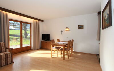 Römerhof 336.6: Bilderrahmen, Holz, Halle, Tabelle, Wohnzimmer, Stuhl, Holzbeize, Fussboden, Gebäude, Flooring