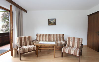 Römerhof 336.4: Zimmer, Möbel, Eigentum, Wohnzimmer, Fussboden, Interior Design, Gebäude, Haus, Holzboden, Tabelle