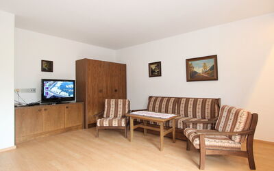 Römerhof 336.1: Zimmer, Eigentum, Möbel, Fussboden, Holzboden, Interior Design, Hartholz, Wohnzimmer, Laminatboden, Tabelle