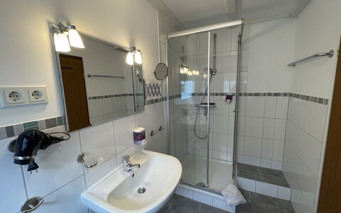 Thalfang 200: Spiegel, Armatur, Zapfhahn, Sinken, Eigentum, Badezimmer, Bad Sink, Lila, Dusche