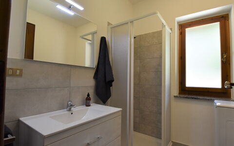 Fenis 300: Badezimmer, Zimmer, Badezimmerschrank, Eigentum, Bad Zubehör, Sinken, Armatur, Bad Sink, Zapfhahn, Wand
