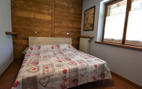 Fenis 300: Schlafzimmer, Bett, Zimmer, Bettdecke, Möbel, Bedding, Eigentum, Bettrahmen, Fussboden, Matratze