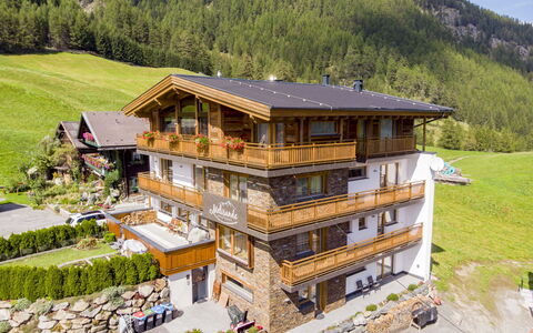 Sölden 751: Pflanze, Gebäude, Fenster, Baum, Haus, Grundstueck, Berg, Natürliche Landschaft, Holz, Freizeit