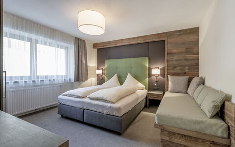 Sölden 751: Schlafzimmer, Möbel, Zimmer, Bett, Interior Design, Eigentum, Bettrahmen, Matratze, Bedding, Fussboden