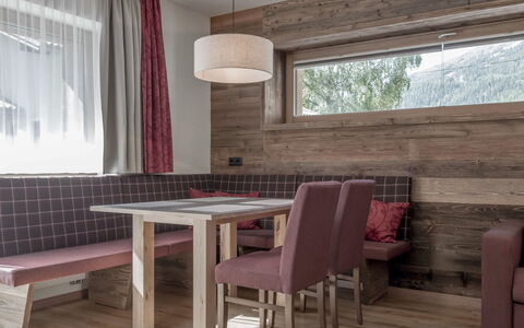 Sölden 751: Zimmer, Möbel, Interior Design, Eigentum, Tabelle, Esszimmer, Gebäude, Decke, Fussboden, Haus