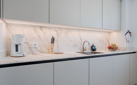 Venecia: Küche, Countertop, Interior Design, Küchengerät, Beleuchtung, Cabinetry, Haushaltsgerät, Major Appliance, Light Fixture