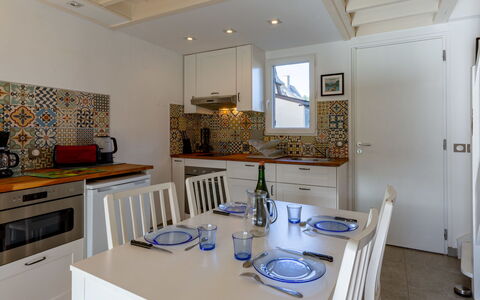 Cabourg Cottage: Möbel, Interior Design, Flooring, Küche, Holz, Fussboden, Countertop, Major Appliance, Zimmer, Decke