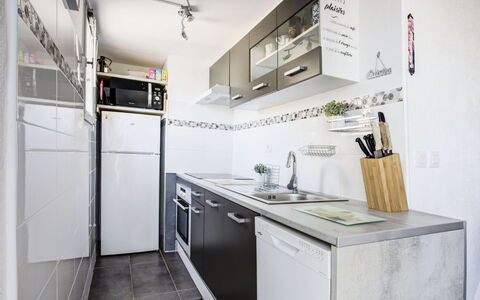 Le Barcarès 330: Cabinetry, Eigentum, Zapfhahn, Sinken, Countertop, Spüle, Küche, Gebäude, Haushaltsgerät, Interior Design