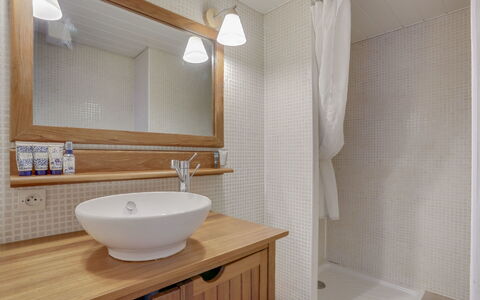 La Résidence: Badezimmer, Eigentum, Zimmer, Bad Sink, Badezimmerschrank, Wand, Bad Zubehör, Armatur, Interior Design, Fliese
