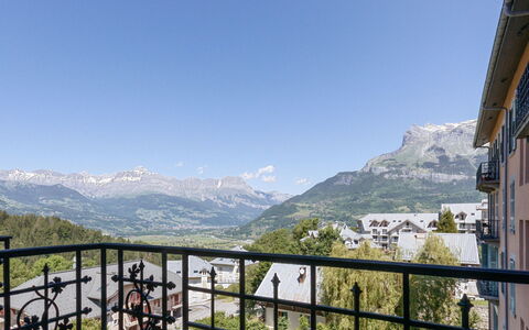 La Résidence: Bergforms, Berg, Eigentum, Himmel, Gebirge, Alpen, Urlaub, Baum, Haus, Grundeigentum
