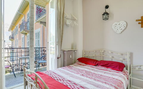 La Résidence: Schlafzimmer, Bett, Eigentum, Zimmer, Möbel, Bettrahmen, Bettdecke, Interior Design, Bedding, Wand