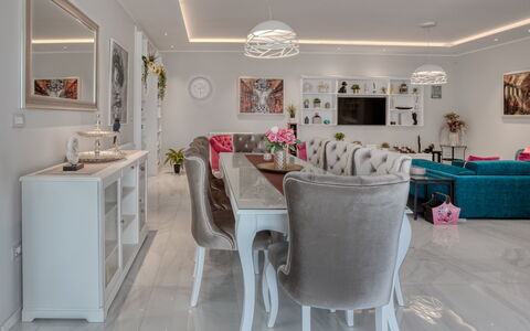 Dream House: Weiss, Eigentum, Zimmer, Möbel, Interior Design, Fussboden, Rosa, Decke, Gebäude, Esszimmer