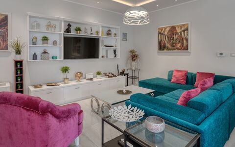 Dream House: Möbel, Zimmer, Wohnzimmer, Interior Design, Eigentum, Lila, Tabelle, Türkis, Gebäude, Wand