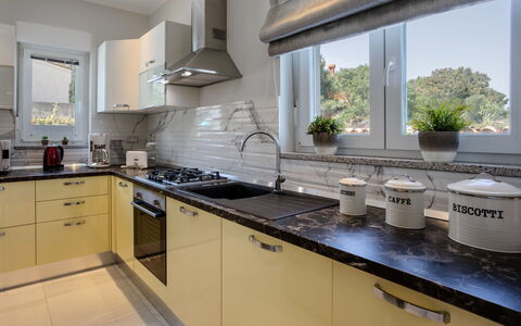 Dream House: Countertop, Eigentum, Küche, Zimmer, Cabinetry, Möbel, Interior Design, Gebäude, Fussboden, Herd