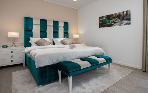 Dream House: Schlafzimmer, Möbel, Zimmer, Bett, Interior Design, Bettdecke, Bettrahmen, Eigentum, Türkis, Wand