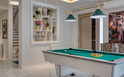 Dream House: Billiard Raum, Billiard-Tisch, Eigentum, Sportausrüstung, Billard, Tabelle, Holz, Schwimmbad, Interior Design