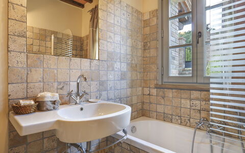 Appartamento Ginepro - Borgo in Chianni: Badezimmer, Zimmer, Eigentum, Fliese, Interior Design, Wand, Zapfhahn, Gebäude, Grundeigentum, Fussboden