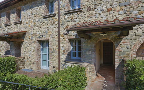 Appartamento Ginepro - Borgo in Chianni: Eigentum, Haus, Gebäude, Hütte, Wand, Grundeigentum, Die Architektur, Fenster, Fassade, Zuhause