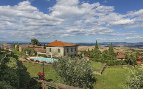 Appartamento Ginepro - Borgo in Chianni: Wolke, Himmel, Pflanze, Gebäude, Fenster, Ökoregion, Baum, Natürliche Landschaft, Grundstueck, Haus