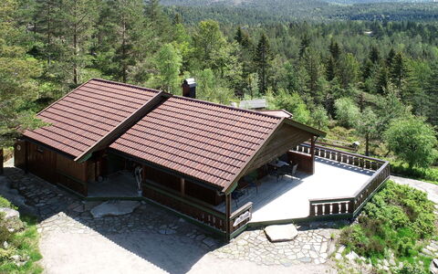 Skafjellstoga: Pflanze, Gebäude, Natürliche Landschaft, Baum, Grundstueck, Holz, Haus, Biome, Hütte, Himmel