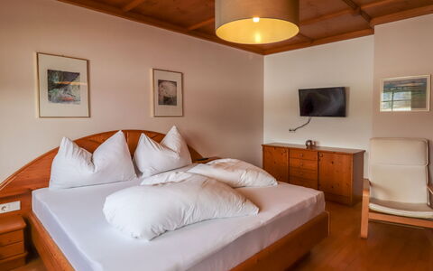Radstadt 200: Schlafzimmer, Bett, Zimmer, Möbel, Eigentum, Bettrahmen, Bettdecke, Bedding, Interior Design, Matratze