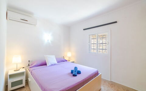 Cala Santanyí Beach House Jm: Schlafzimmer, Bett, Zimmer, Möbel, Eigentum, Bettdecke, Interior Design, Bettrahmen, Matratze, Gebäude
