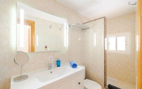 Cala Santanyí Beach House Jm: Spiegel, Badezimmerschrank, Sinken, Armatur, Zapfhahn, Bad Sink, Badezimmer, Gebäude, Azurblau