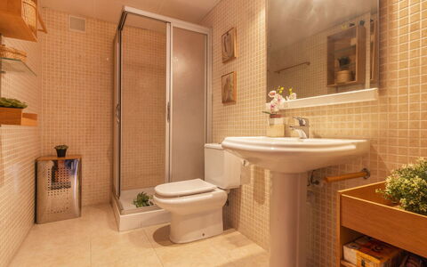 Mas de Clariana: Badezimmer, Eigentum, Zimmer, Fliese, Interior Design, Fussboden, Wand, Grundeigentum, Die Architektur, Gebäude