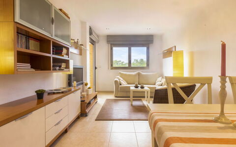 Mas de Clariana: Zimmer, Interior Design, Eigentum, Möbel, Gebäude, Wohnzimmer, Gelb, Fussboden, Haus, Decke
