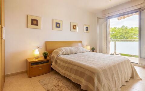 Mas de Clariana: Schlafzimmer, Möbel, Bett, Zimmer, Eigentum, Bettdecke, Fussboden, Interior Design, Matratze, Bedding