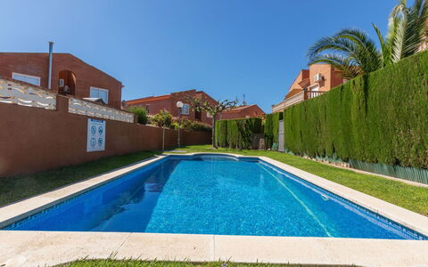 Villa Aragon: Wohnung, Balkon, Eigentumswohnung, Zaun, Gartenmöbel