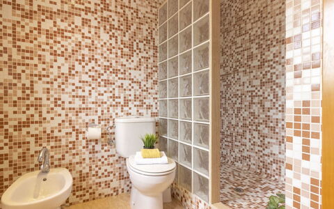 Cap Roig: Fliese, Badezimmer, Eigentum, Zimmer, Wand, Interior Design, Keramik, Grundeigentum, Fussboden, Hintergrund