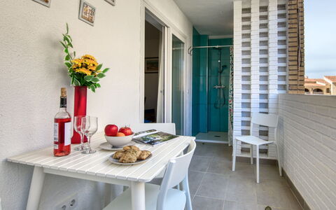 Jávea 179: Möbel, Tabelle, Pflanze, Orange, Flasche, Textil, Interior Design, Blume, Gelb, Essen