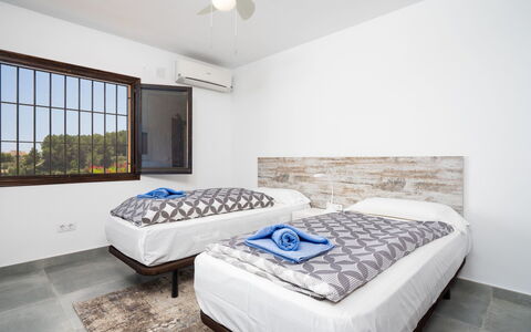 Miramar: Schlafzimmer, Bett, Möbel, Zimmer, Eigentum, Matratze, Bettrahmen, Interior Design, Grundeigentum, Bettdecke